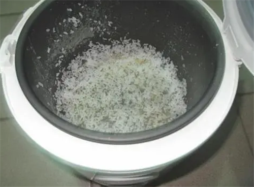 饭锅老是粘锅怎么办凯发K8旗舰厅电(图5)