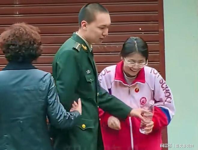 争水喝被母亲刘滨一把拉开俩孩子真调皮凯发k8国际厅登录毛东东和妹妹毛甜懿(图1)