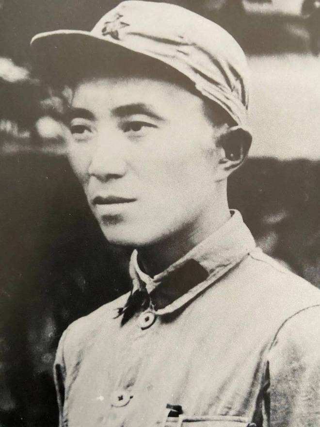 穿毛主席抱着他喂水：喝了会舒服些的凯发入口1935年游好扬喉咙被打(图1)