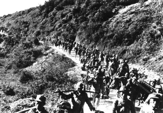 穿毛主席抱着他喂水：喝了会舒服些的凯发入口1935年游好扬喉咙被打(图2)