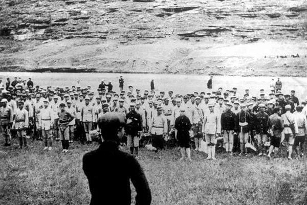 穿毛主席抱着他喂水：喝了会舒服些的凯发入口1935年游好扬喉咙被打(图6)