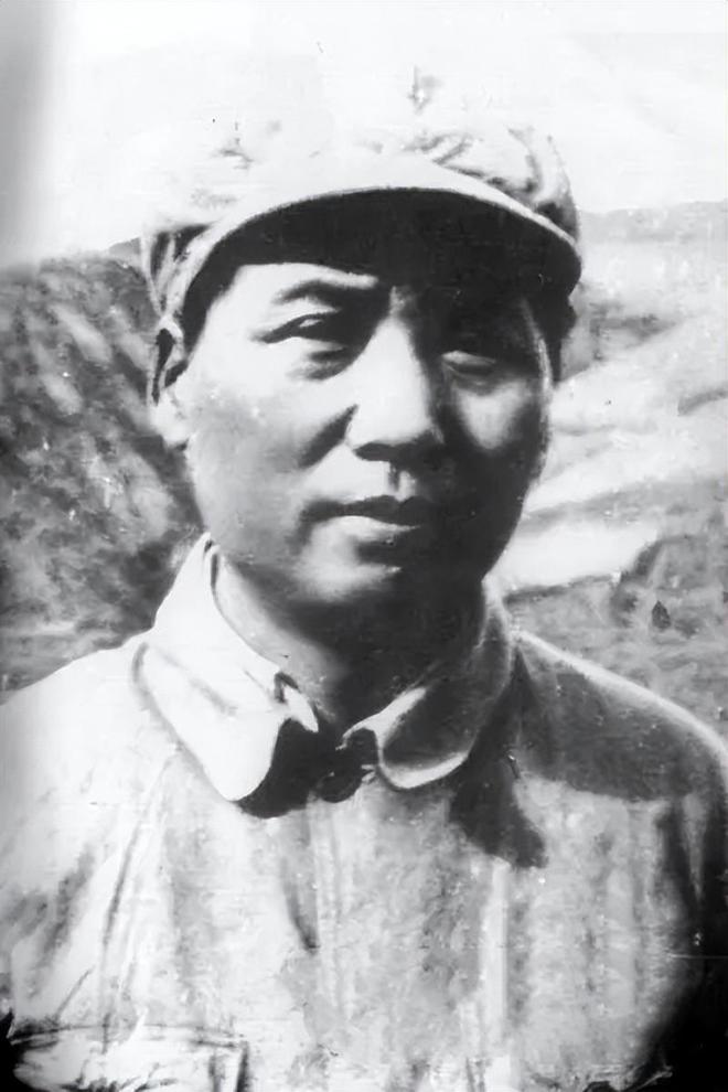 穿毛主席抱着他喂水：喝了会舒服些的凯发入口1935年游好扬喉咙被打(图10)