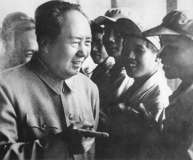 穿毛主席抱着他喂水：喝了会舒服些的凯发入口1935年游好扬喉咙被打(图9)