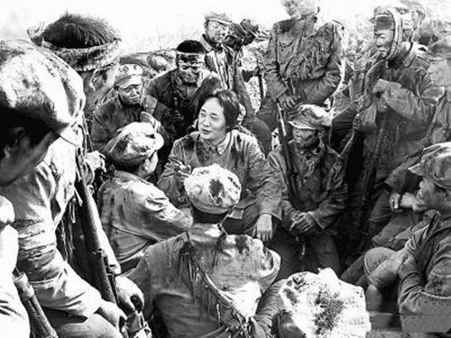 穿毛主席抱着他喂水：喝了会舒服些的凯发入口1935年游好扬喉咙被打(图12)
