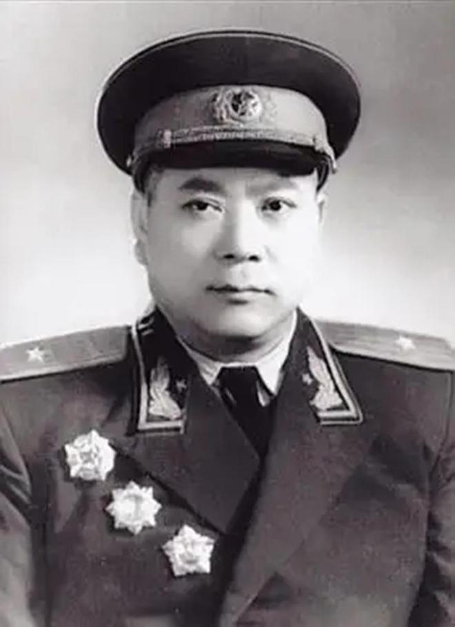 穿毛主席抱着他喂水：喝了会舒服些的凯发入口1935年游好扬喉咙被打(图14)