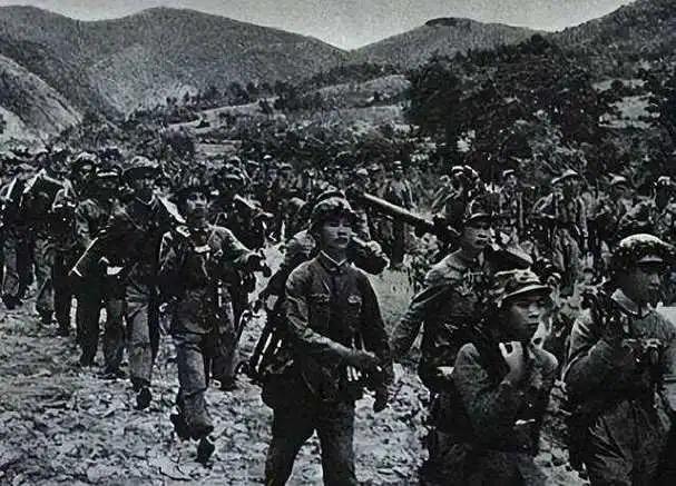 穿毛主席抱着他喂水：喝了会舒服些的凯发入口1935年游好扬喉咙被打(图15)