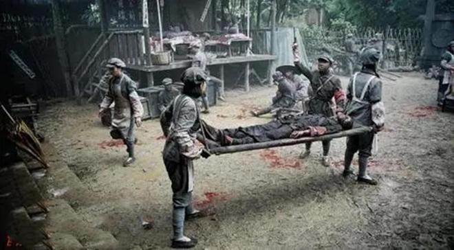 穿毛主席抱着他喂水：喝了会舒服些的凯发入口1935年游好扬喉咙被打(图13)