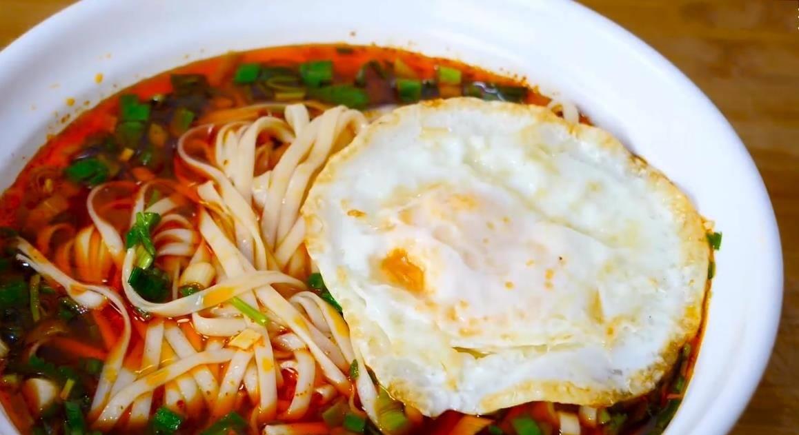 锅很多人都做错了关键两步让面条劲道爽滑凯发K8旗舰厅AG客服煮面条最忌水开下