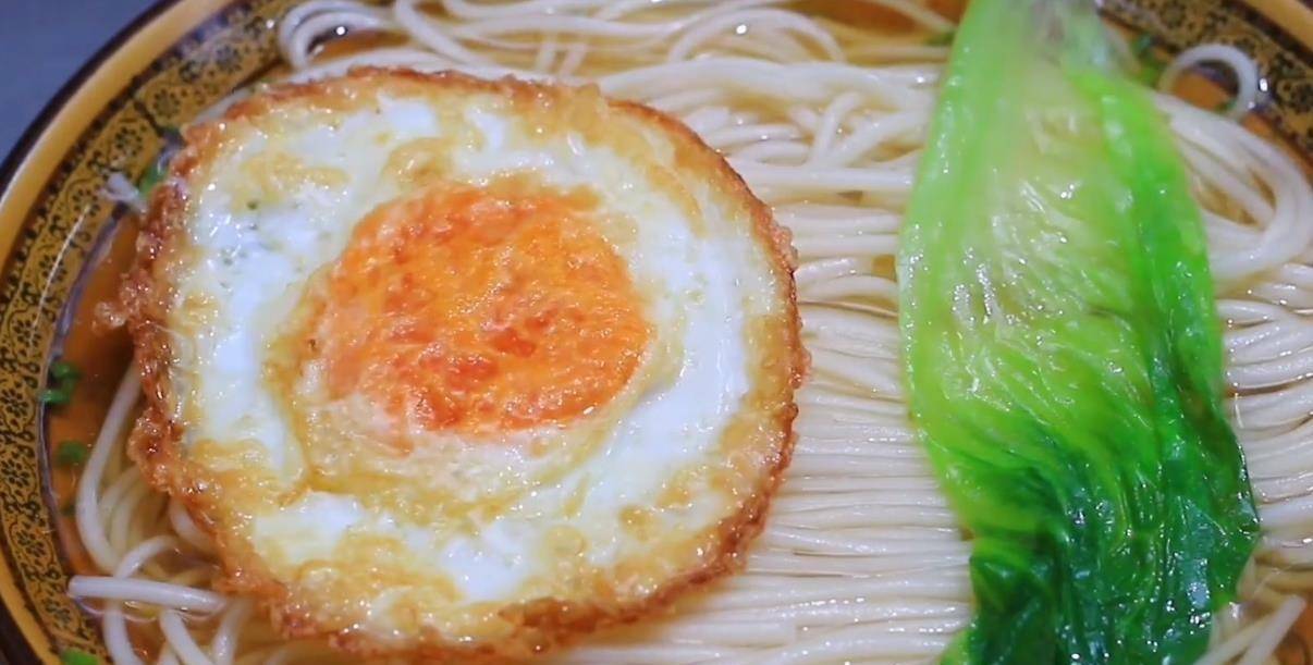 锅很多人都做错了关键两步让面条劲道爽滑凯发K8旗舰厅AG客服煮面条最忌水开下(图2)