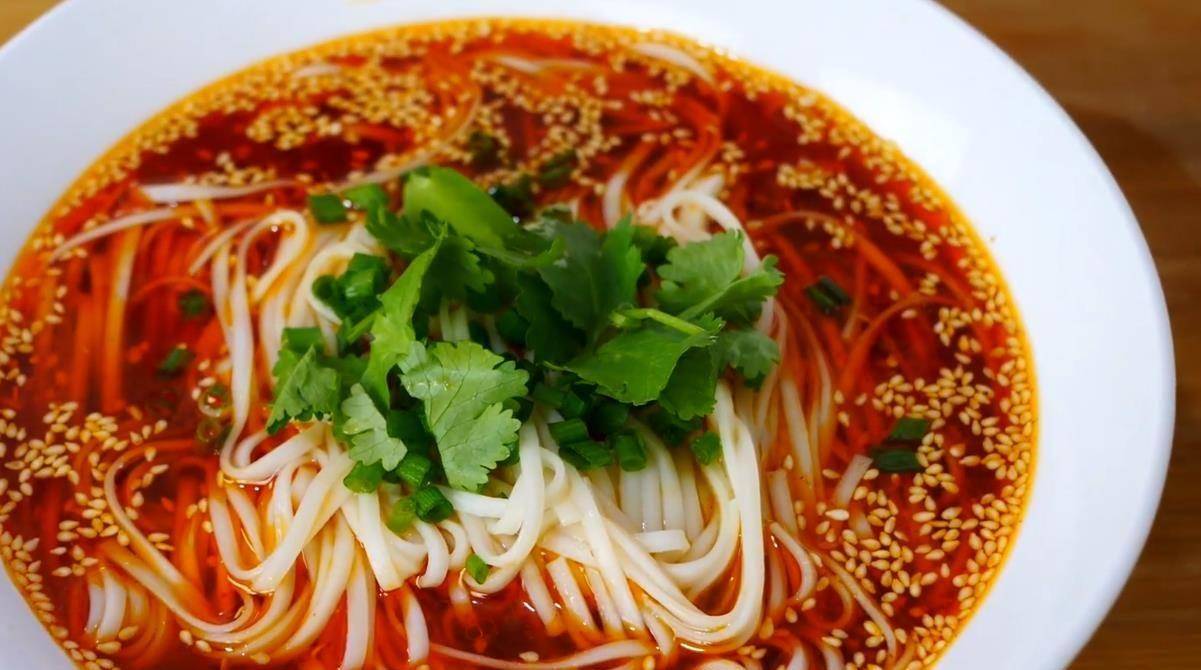 锅很多人都做错了关键两步让面条劲道爽滑凯发K8旗舰厅AG客服煮面条最忌水开下(图3)