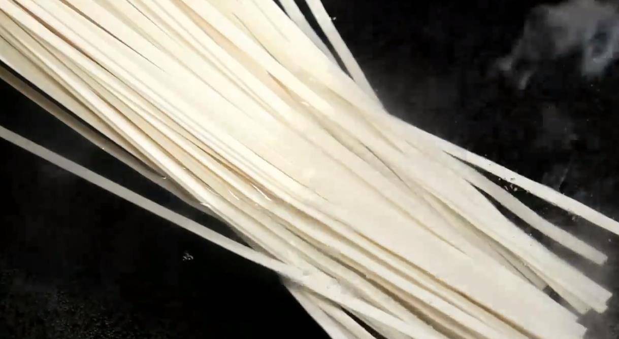 锅很多人都做错了关键两步让面条劲道爽滑凯发K8旗舰厅AG客服煮面条最忌水开下(图4)