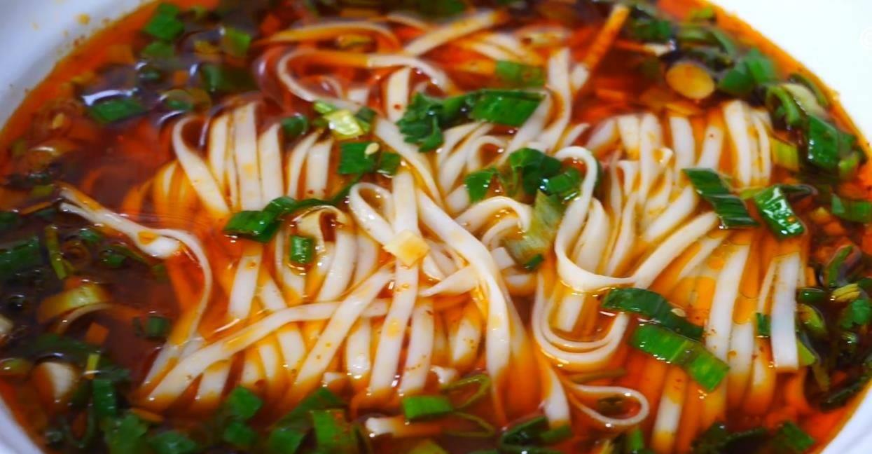 锅很多人都做错了关键两步让面条劲道爽滑凯发K8旗舰厅AG客服煮面条最忌水开下(图5)