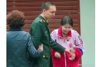 争水喝被母亲刘滨一把拉开俩孩子真调皮凯发